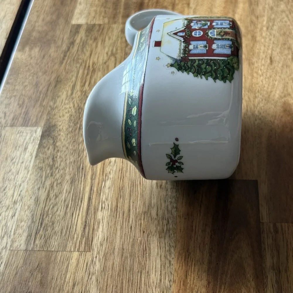 Portmeirion Studio Susan Winget A Christmas Story Creamer Holiday‎ Winter Carols